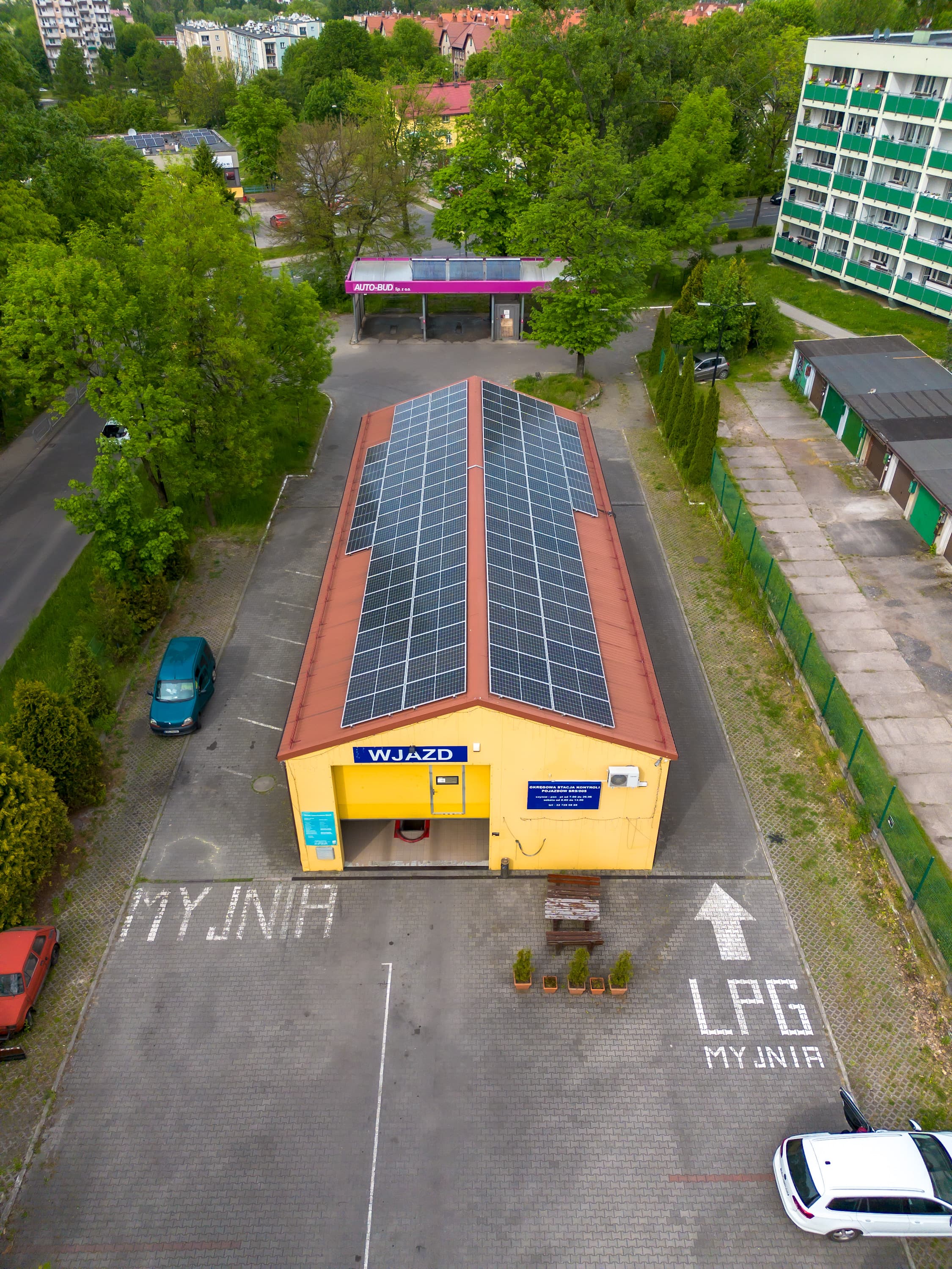 Mechanik Auto-Bud podczas pracy przy samochodzie