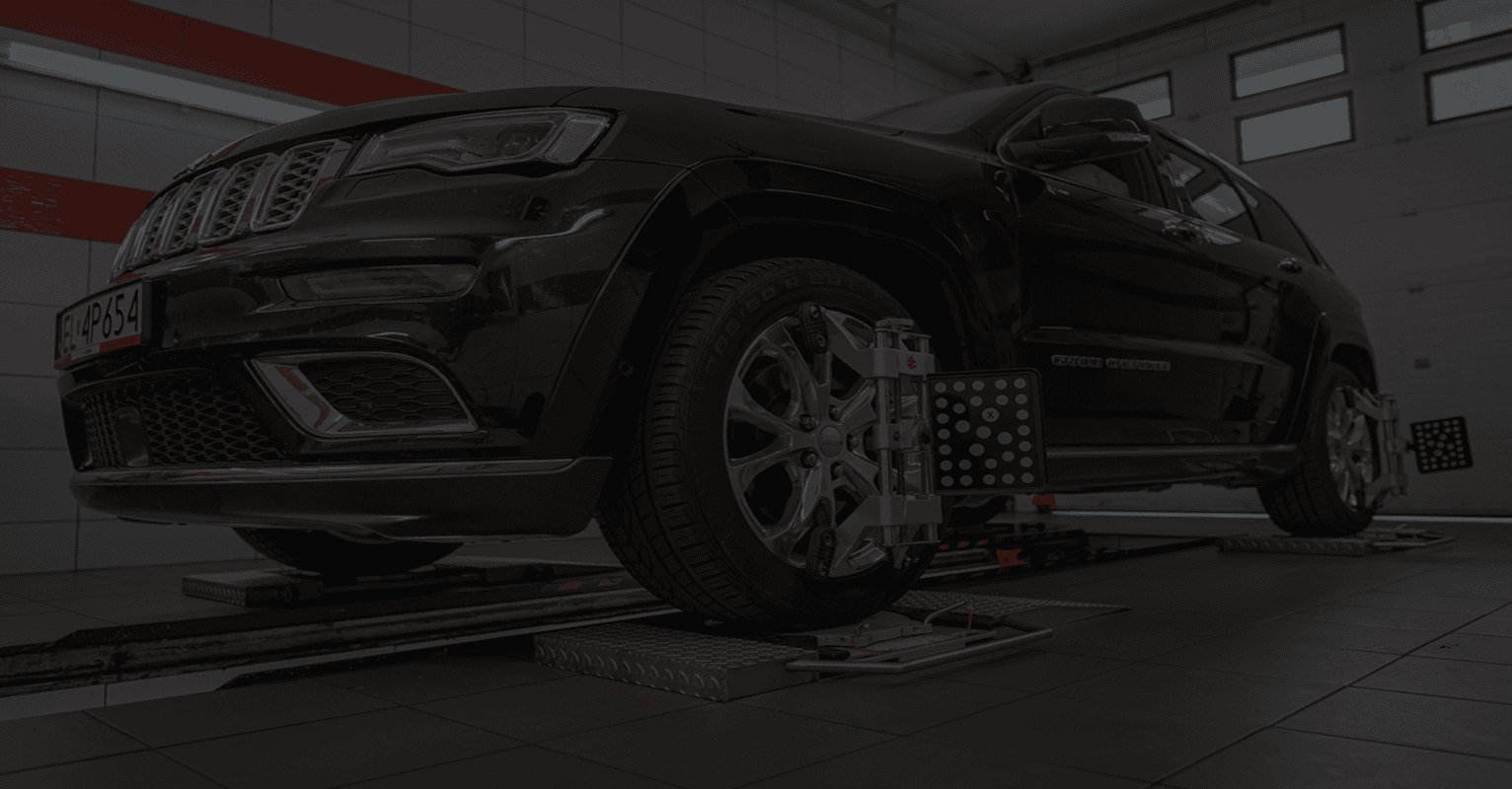 Samochód marki Jeep podczas ustawiania zbieznosci kol w naszej stacji kontroli pojazdow w swietochlowicach